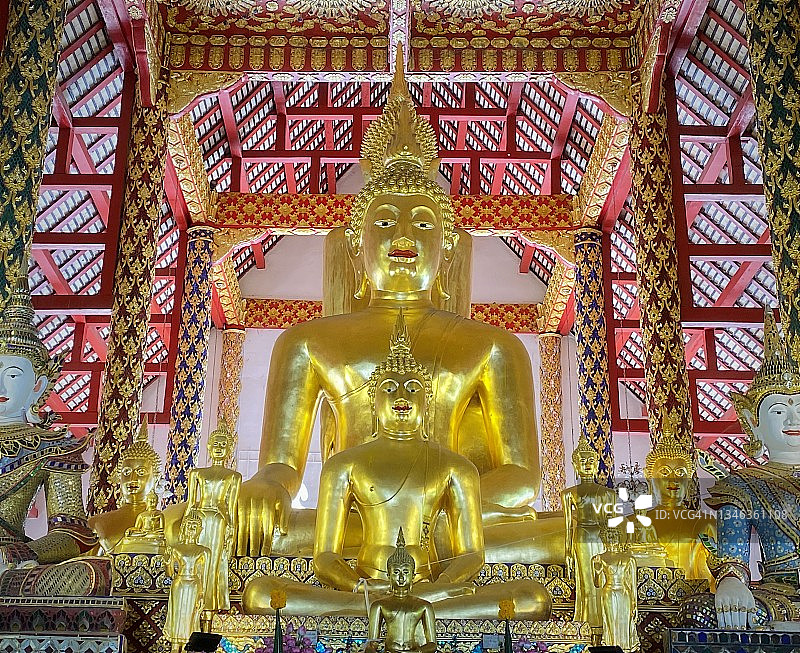 素攀董寺大殿里金色佛像之美图片素材