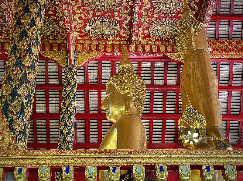 素攀董寺大殿里金色佛像之美图片素材