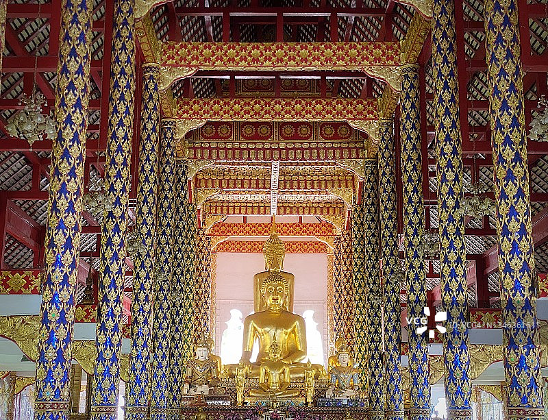 素攀董寺大殿里金色佛像之美图片素材