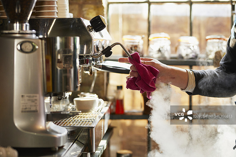在咖啡馆清洁咖啡机图片素材