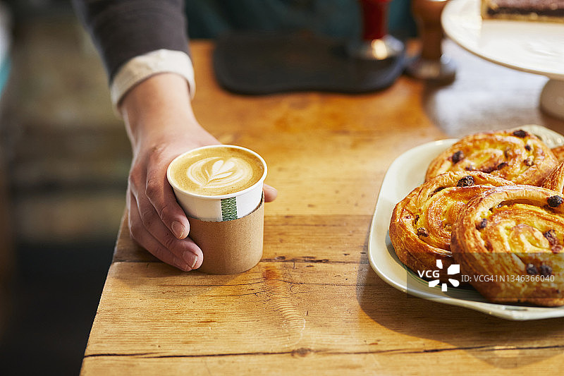 男人在咖啡店里递咖啡特写图片素材