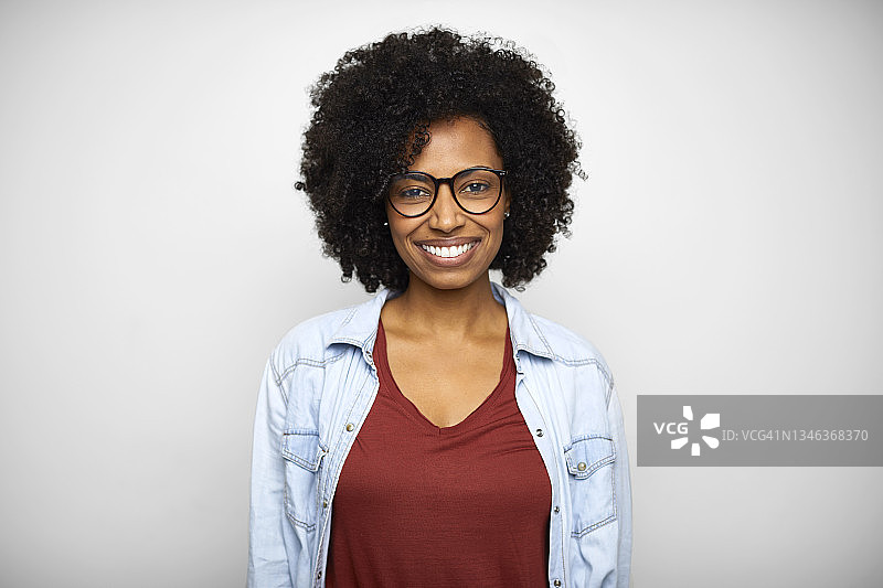 穿着休闲装的微笑的非洲裔美国年轻女人肖像图片素材