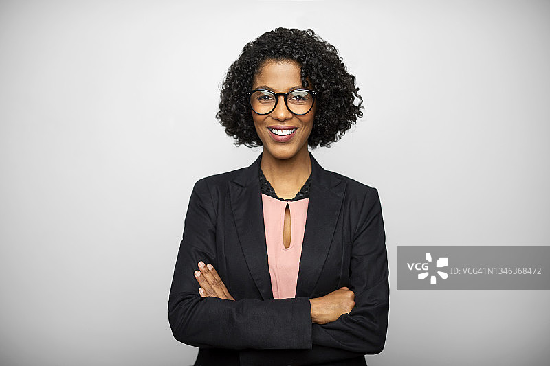 自信的非裔美国女商人，双臂交叉图片素材