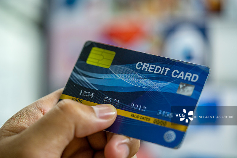 女人手持信用卡特写图片素材