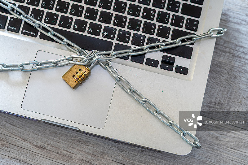 带锁链的笔记本电脑图片素材