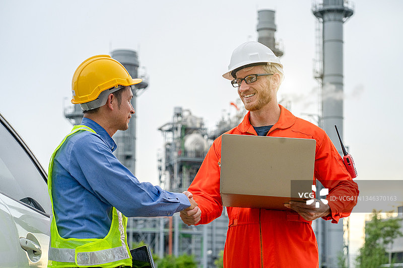 在发电厂一起审查文件的男建筑师们图片素材