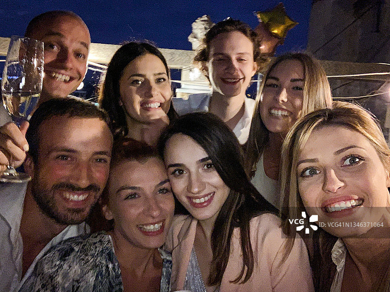 在派对上的自拍图片素材