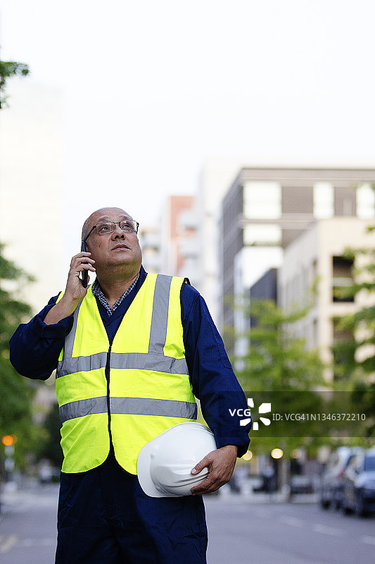 通话中的承包商图片素材