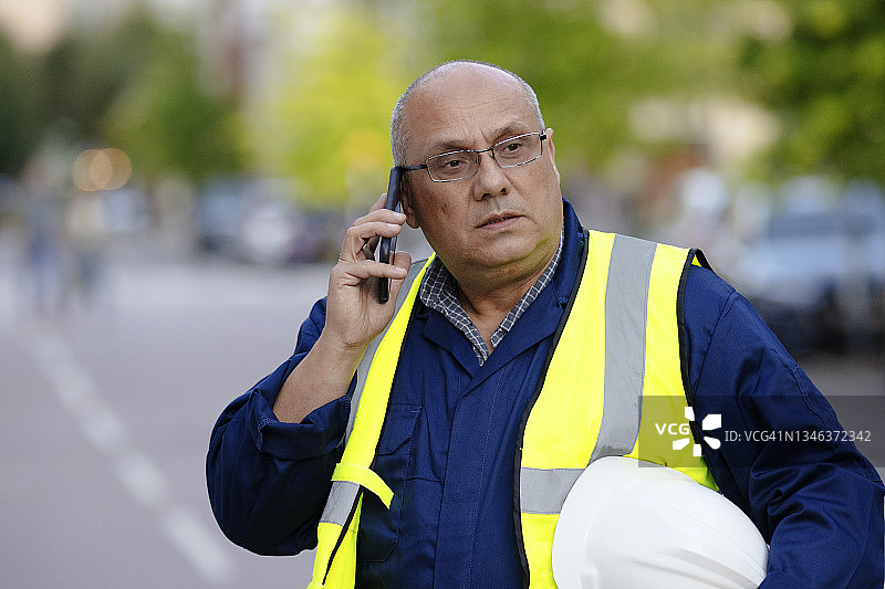 通话中的承包商图片素材