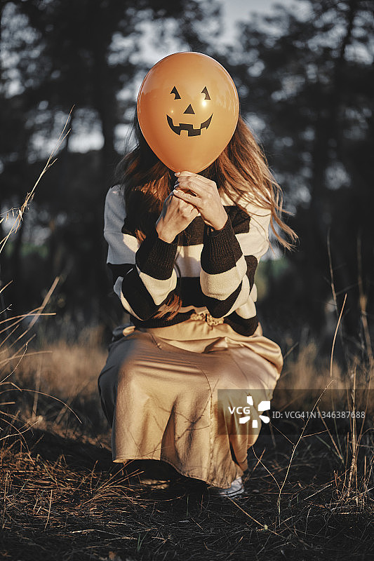 万圣节气球后面的女人图片素材