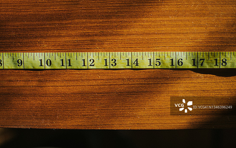 木质表面的黄色卷尺图片素材