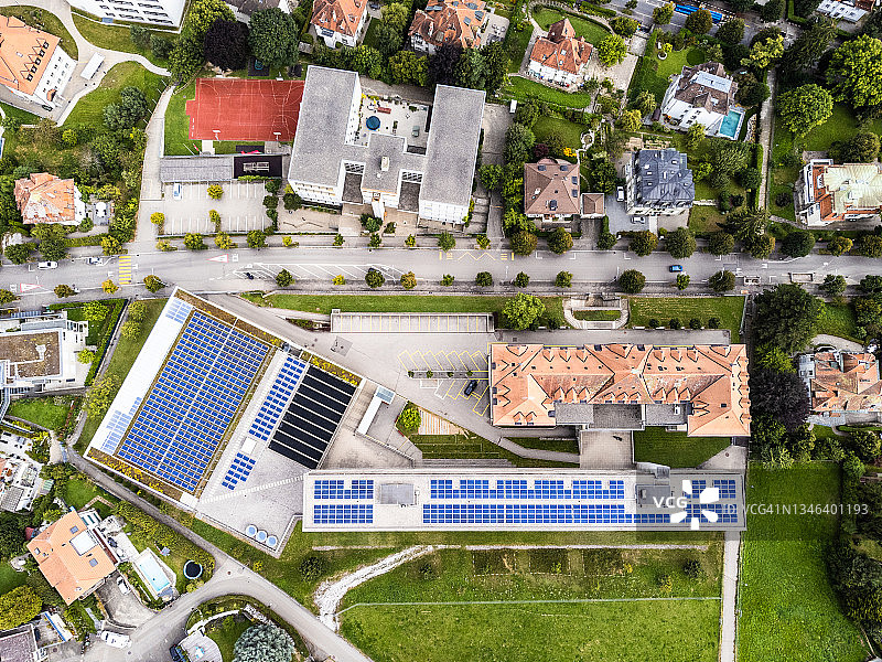 俯视角度：瑞士弗里堡学校屋顶的太阳能电池板图片素材