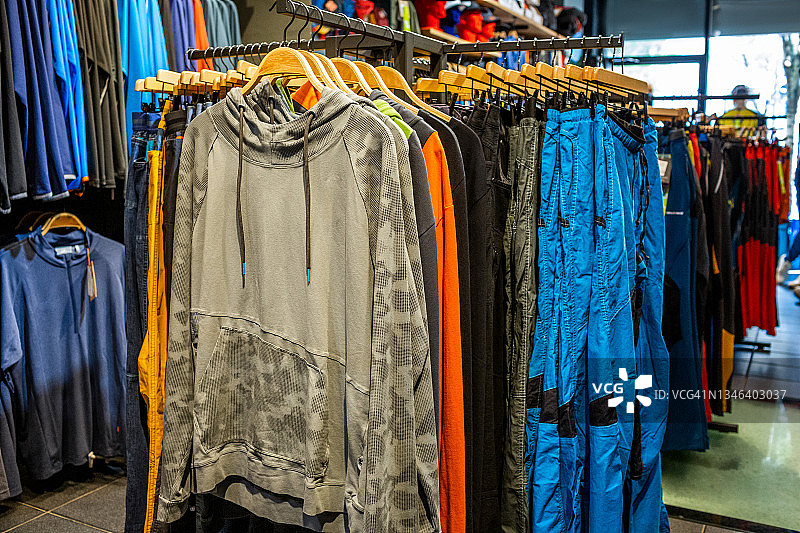 户外商店里的运动器材图片素材