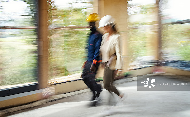 在建筑工地工作（动态模糊）图片素材