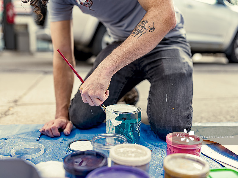 年轻艺术家创作街头雕塑的手图片素材