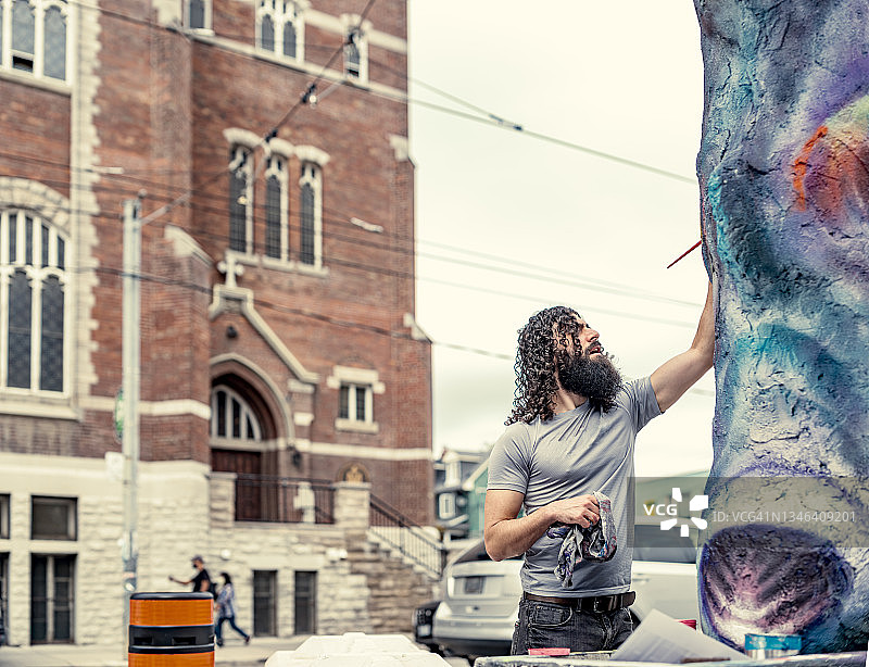 年轻艺术家创作街头雕塑图片素材