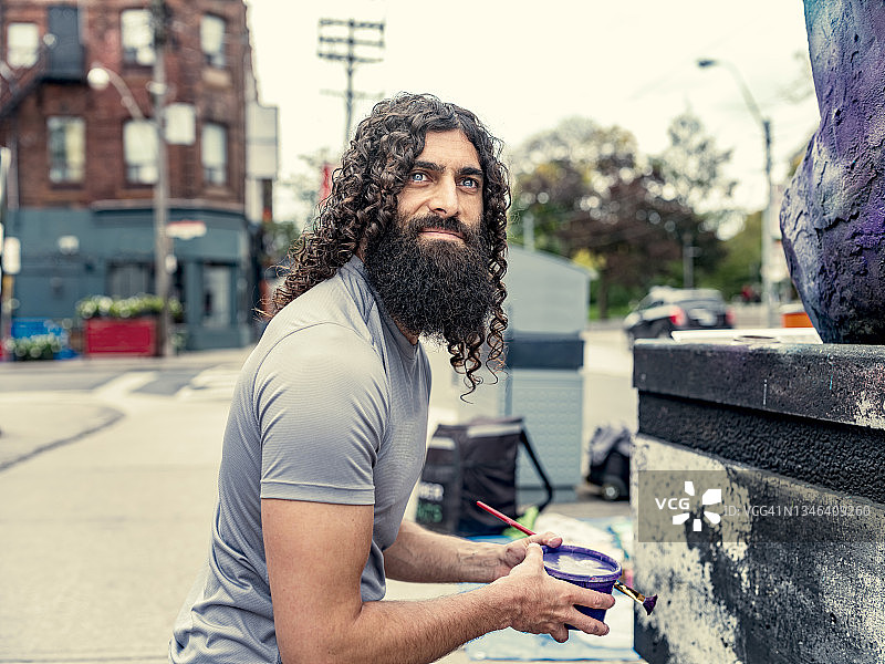 年轻艺术家创作街头雕塑图片素材