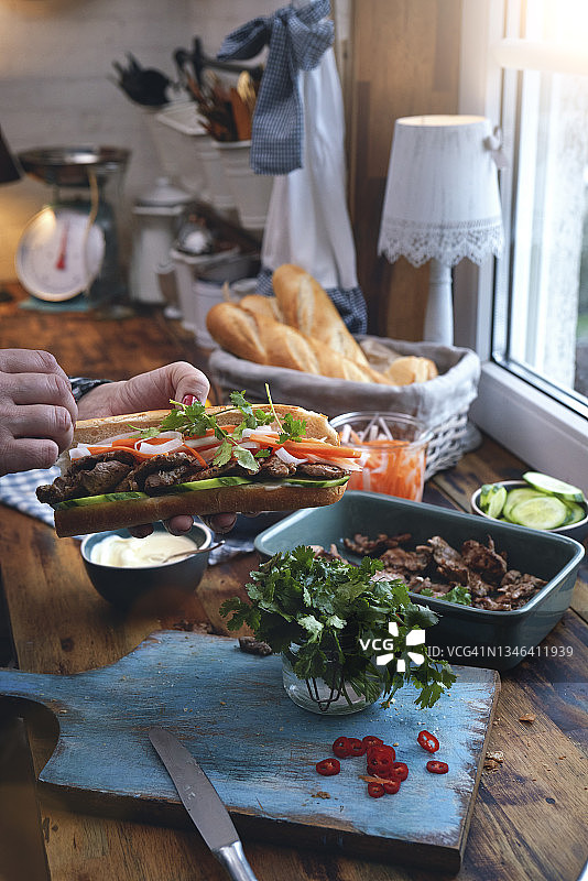 准备泰式牛肉法棍三明治，配胡萝卜、黄瓜和香菜图片素材