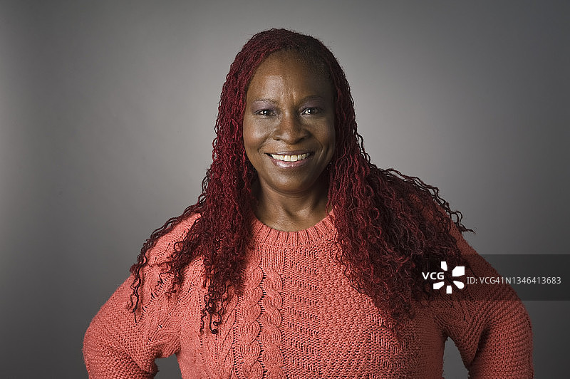 中年非裔美国女性的棚拍肖像图片素材