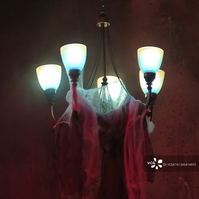 万圣节装饰的鬼屋内部图片素材