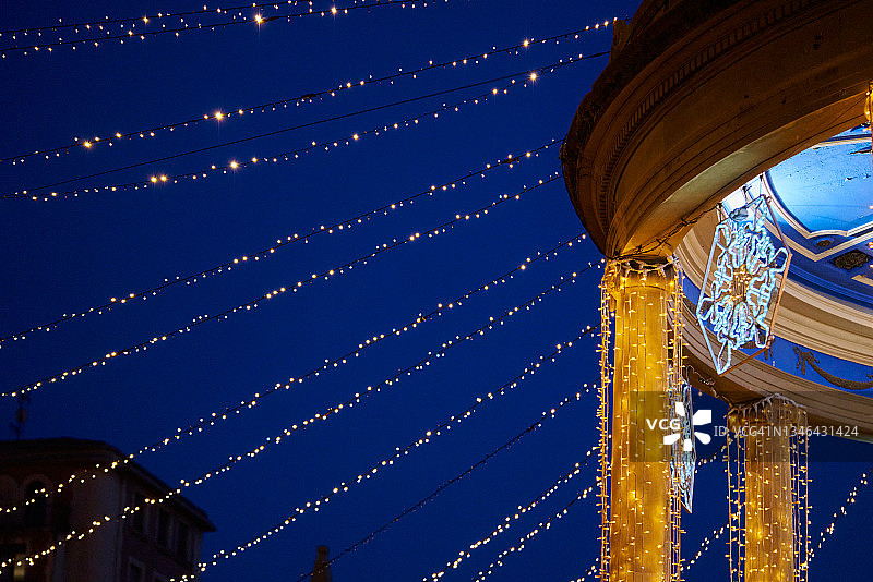 圣诞市场主广场边缘的圣诞灯饰夜景图片素材