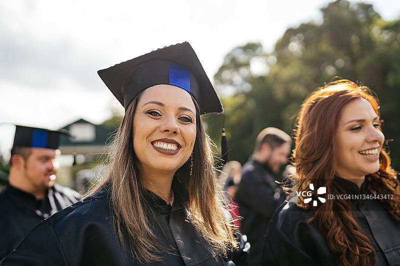 毕业的快乐大学生图片素材