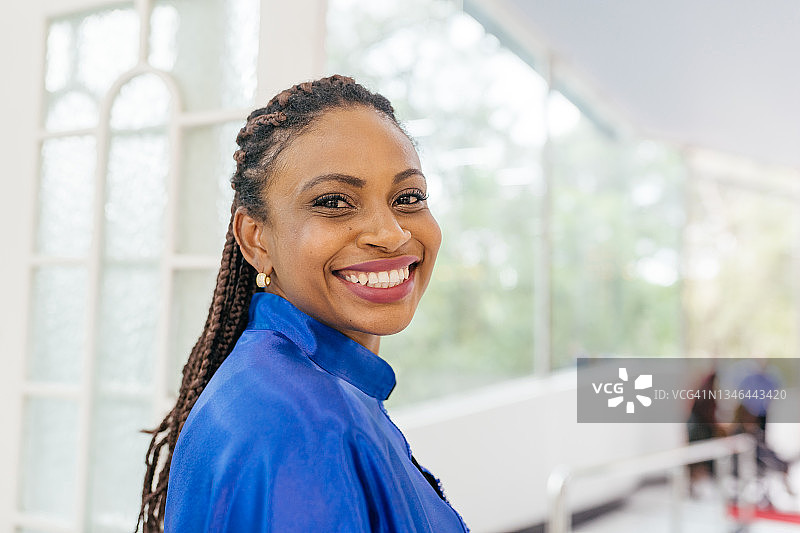 毕业典礼上微笑着的女教师图片素材