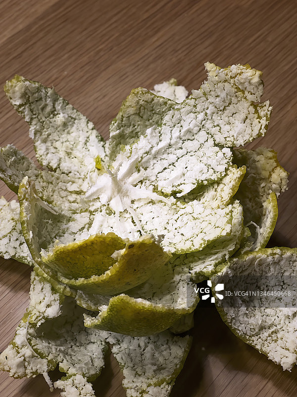 桌子上的橙子皮图片素材