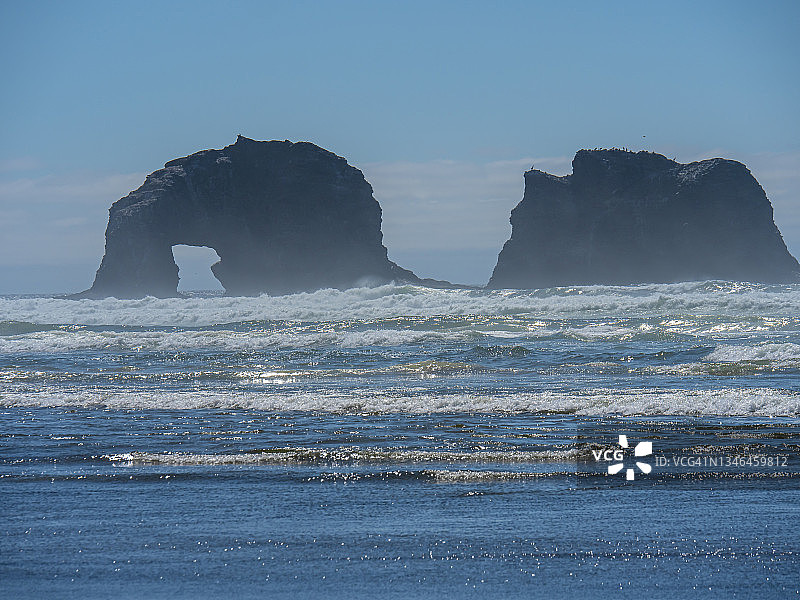 罗卡韦海滩的双生岩石图片素材