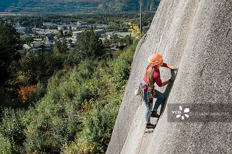 女攀岩者在不列颠哥伦比亚省斯阔米什攀登陡峭岩壁图片素材