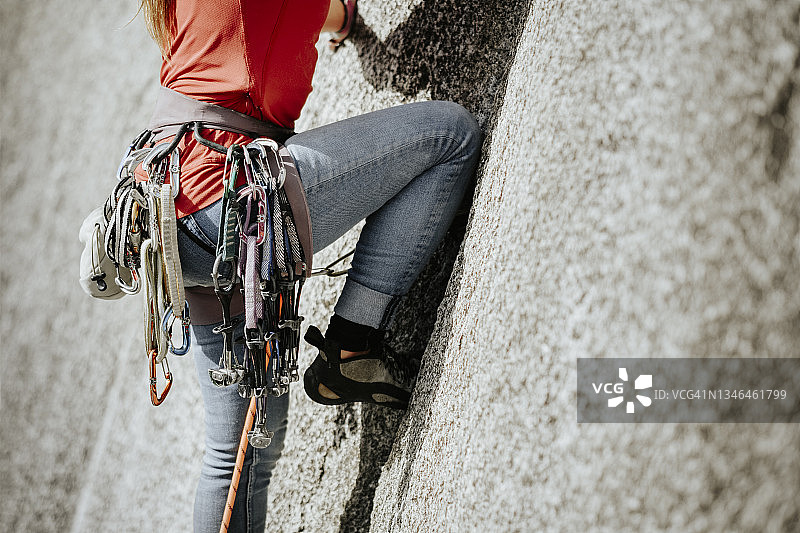 攀岩者安全带及装备特写图片素材