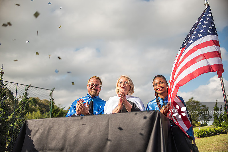 毕业典礼上的老师们图片素材