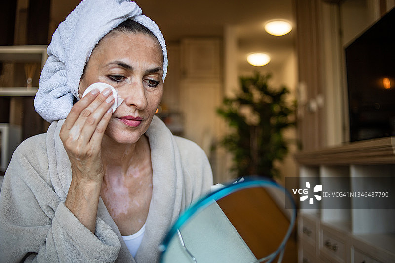 居家呵护美丽的女人：白癜风护理图片素材