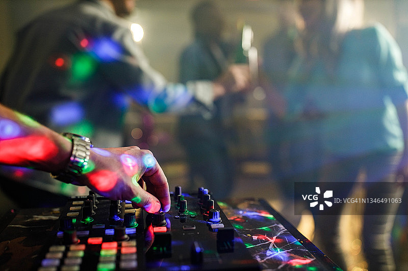 派对上演奏音乐的DJ特写图片素材