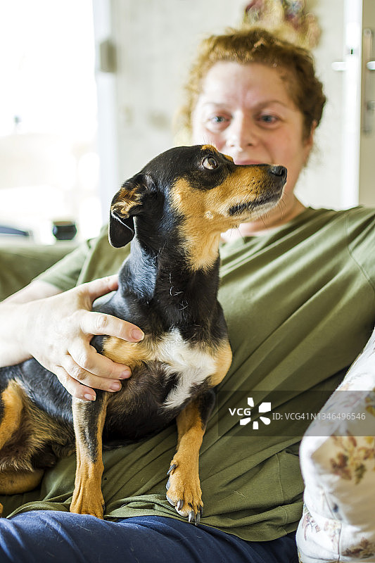 和她的狗一起休息的女人图片素材