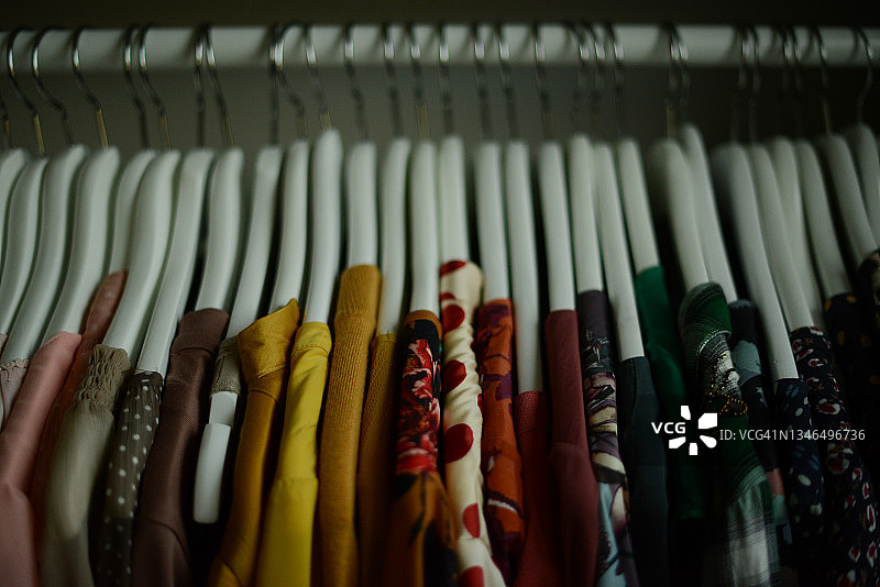 挂在衣架上颜色各异的女衬衫（按颜色排列）图片素材