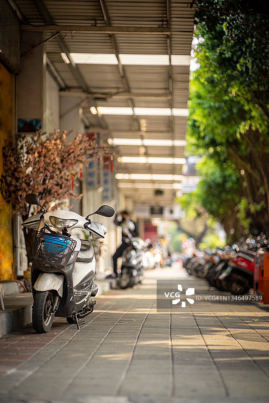 阳光明媚的台南市街景图片素材