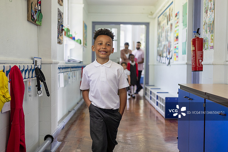 走在走廊上图片素材