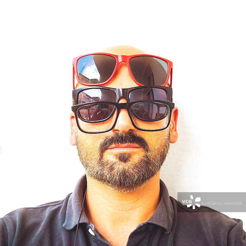 脸上戴着三副眼镜的中年男人肖像图片素材