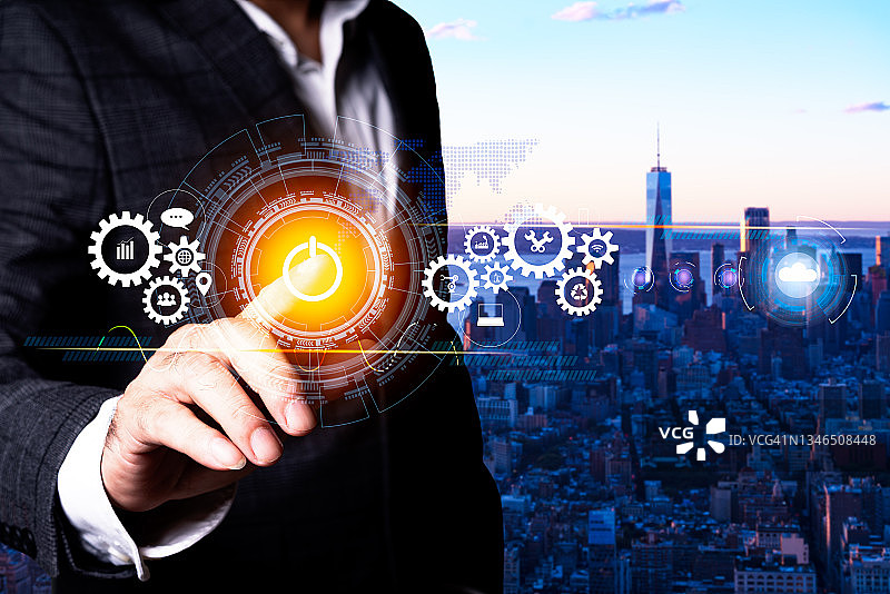 在虚拟数字数据技术上工作的商人图片素材