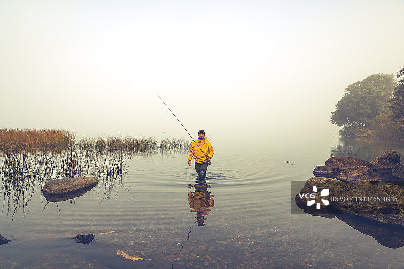 晨雾中飞蝇钓鱼图片素材