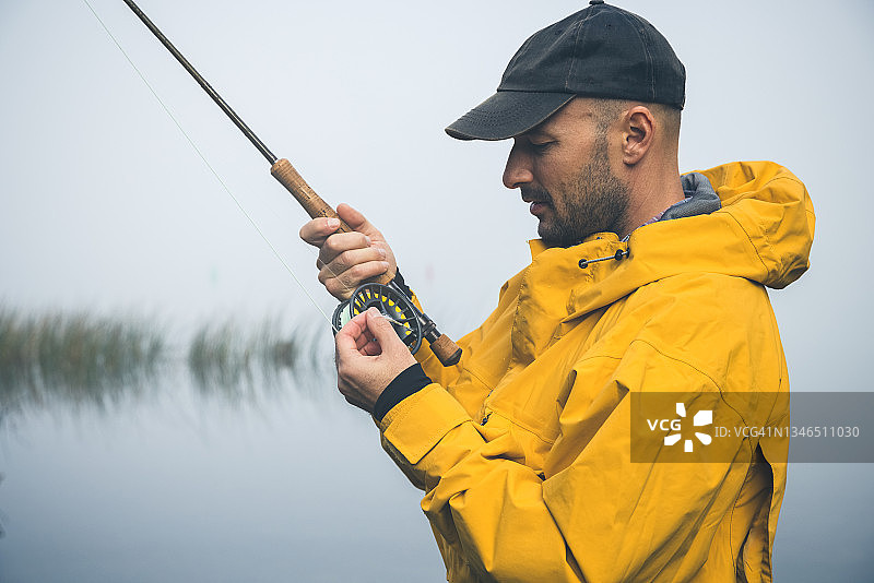 晨雾中飞蝇钓鱼图片素材