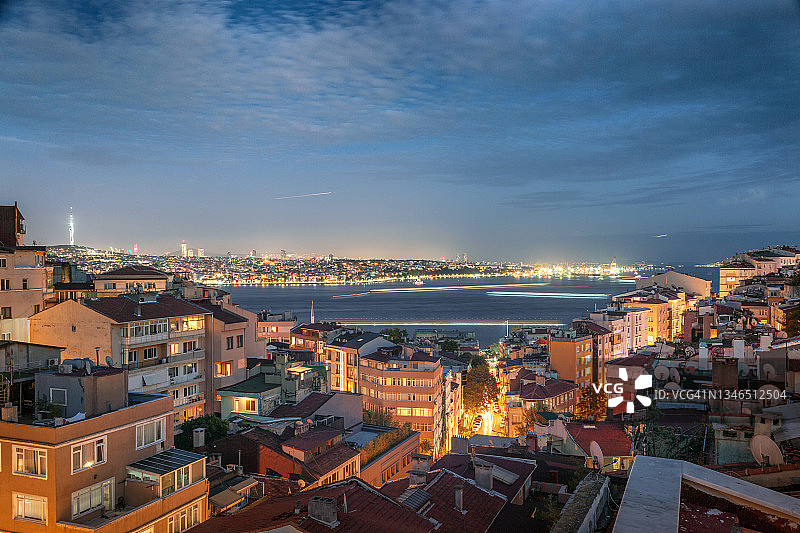 伊斯坦布尔和博斯普鲁斯海峡的傍晚城市天际线图片素材