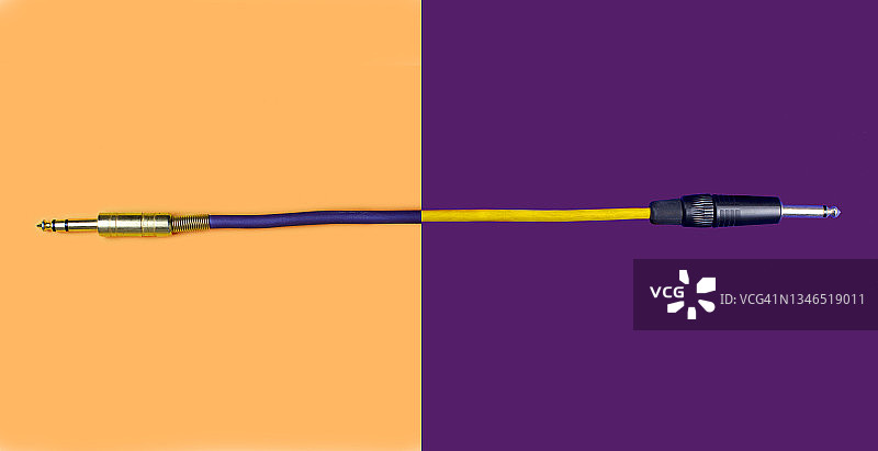 彩色背景上交叉的电缆图片素材