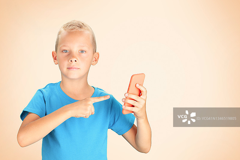 学生拿着智能手机图片素材