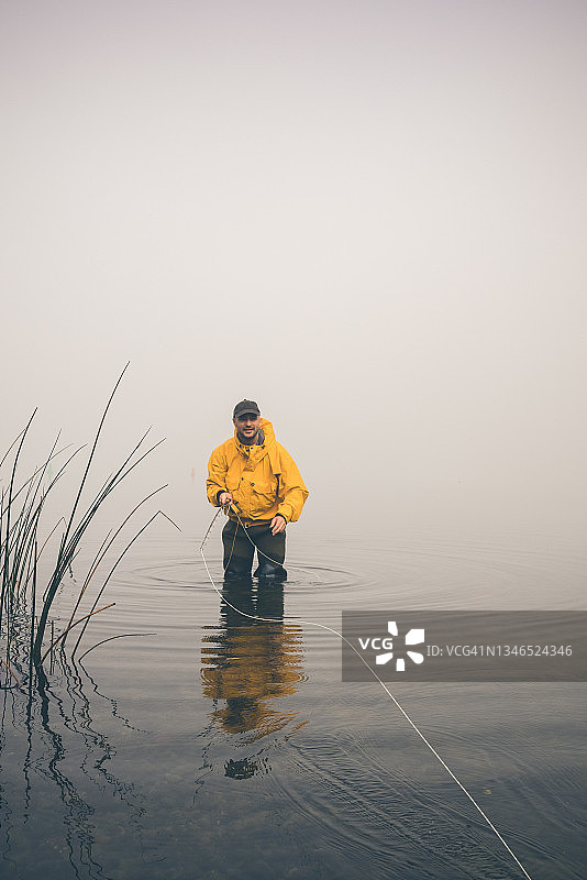 晨雾中飞蝇钓鱼图片素材