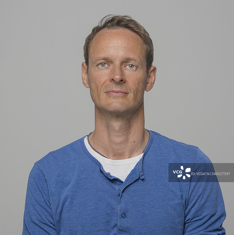 严肃的中年男人特写图片素材