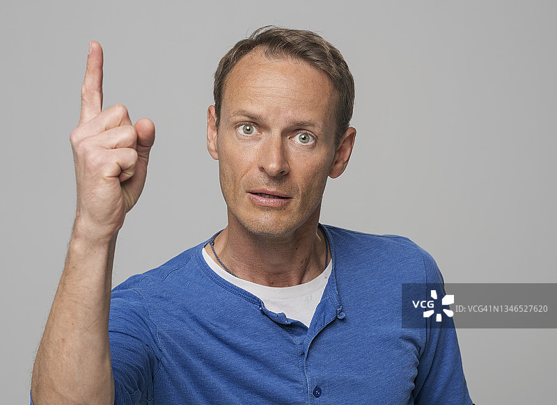 愤怒的中年男人（近景）图片素材