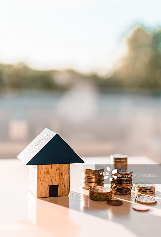 家庭概念：居家储蓄、房屋出售、金钱与房屋图片素材
