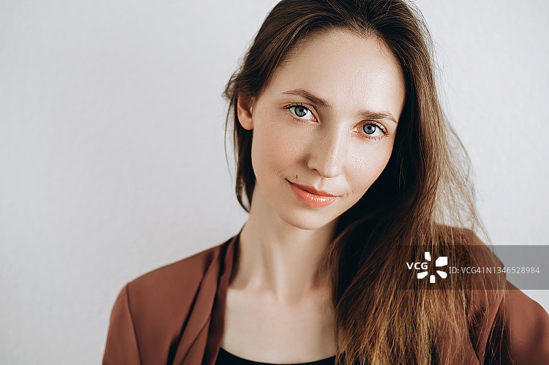 灰色背景上的自信年轻女人图片素材